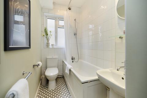 1 bedroom flat for sale, Clapham Common North Side, Battersea, London