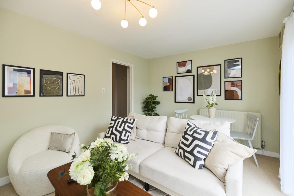 Clapham Common North Side, Battersea... 1 bed flat - £450,000