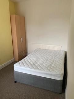 4 bedroom flat to rent, Wilmsolow Road, Fallowfield M14 6NW