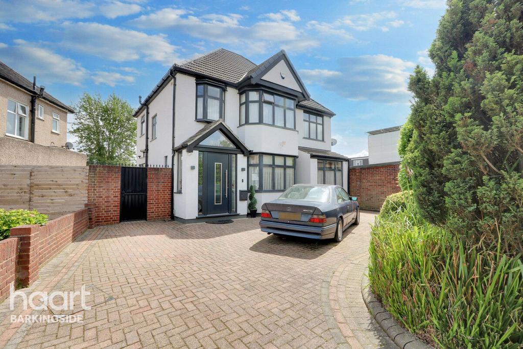 Wensleydale Avenue, Clayhall 4 bed detached house for sale £900,000
