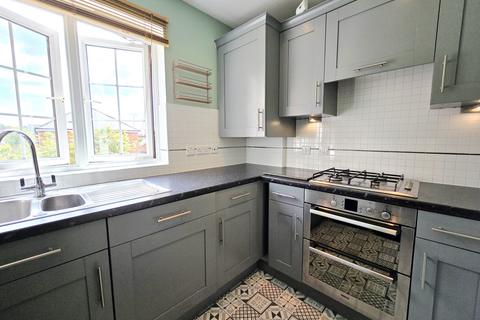 2 bedroom flat to rent, Salisbury Close, Rayleigh, Essex