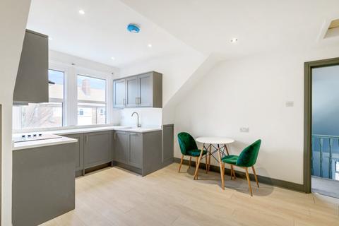 2 bedroom apartment to rent, Barrow Road Streatham SW16