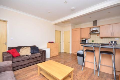 2 bedroom flat to rent, Farnham Road, Guildford, GU2