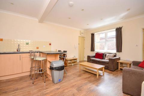 2 bedroom flat to rent, Farnham Road, Guildford, GU2