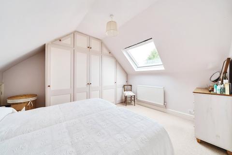 32 Apers Avenue, Woking, GU22 9NB