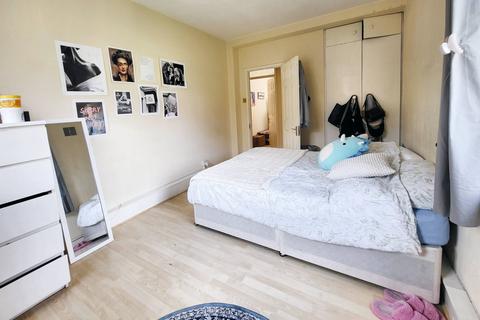 3 bedroom flat to rent, Vermont Road, London SW18