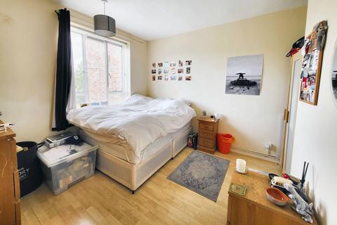 3 bedroom flat to rent, Vermont Road, London SW18