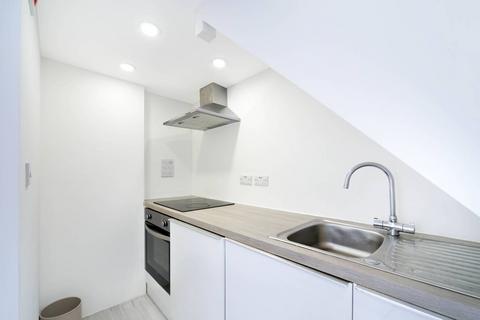 Studio to rent, De Vere Gardens, Kensington, London, W8