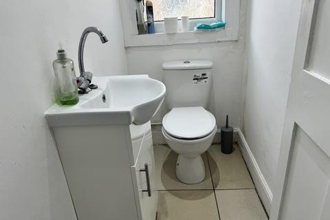 1 bedroom in a flat share to rent, Hanover Road, London N15