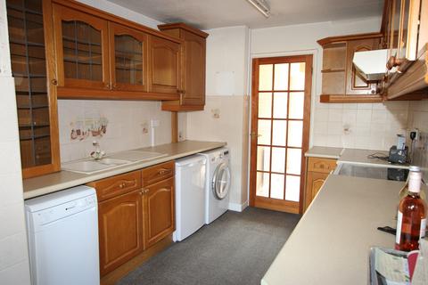 3 bedroom semi-detached house to rent, Mendip Close, Kettering NN16