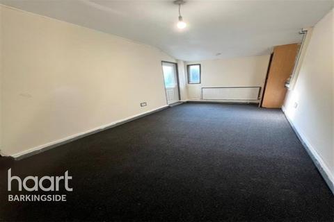 4 bedroom end of terrace house to rent, Laing Close, IG6