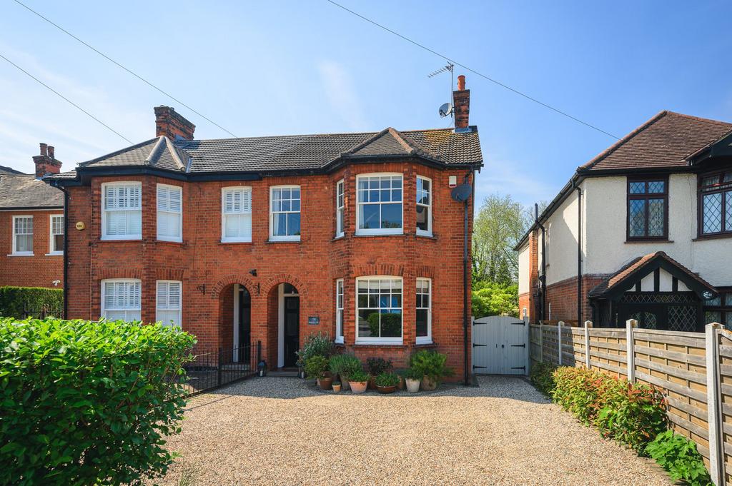 Priests Lane, Shenfield, Brentwood, CM15 3 bed semidetached house for