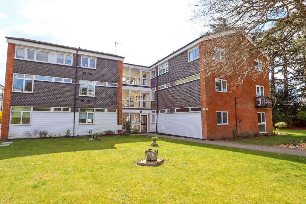 Epping, Epping CM16 2 bed apartment to rent £1,400 pcm (£323 pw)