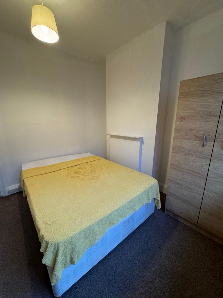 Single  room in Church lane London NW9