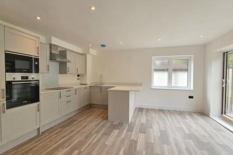 3 bedroom flat to rent, Smitham Downs Road, Croydon CR8