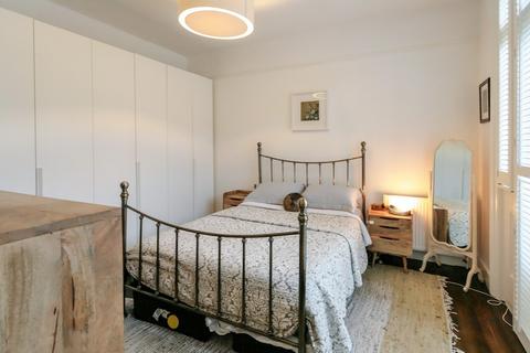 2 bedroom flat for sale, Holmdene Avenue, Herne Hill, London, SE24