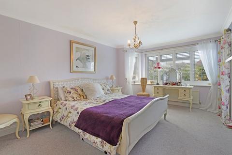 4 bedroom detached house for sale, Hillcrest Road, Loughton, IG10