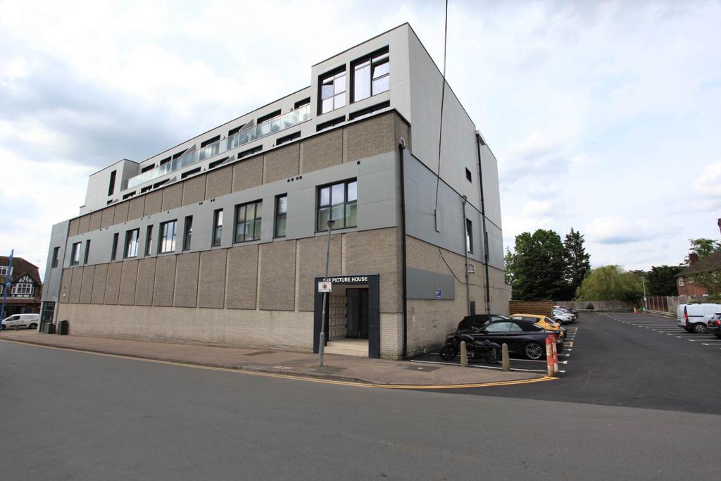 Darkes Lane, Potters Bar 2 bed apartment £1,750 pcm (£404 pw)