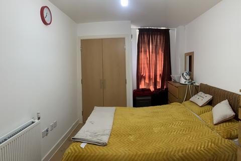 2 bedroom flat to rent, Duke Court, TW3