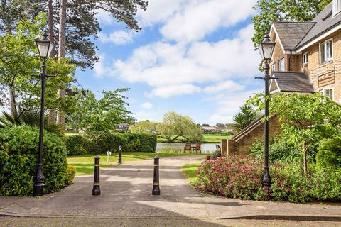 44 Thames Close, Hampton, TW12 2ET