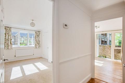 44 Thames Close, Hampton, TW12 2ET