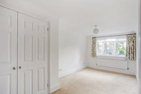 44 Thames Close, Hampton, TW12 2ET
