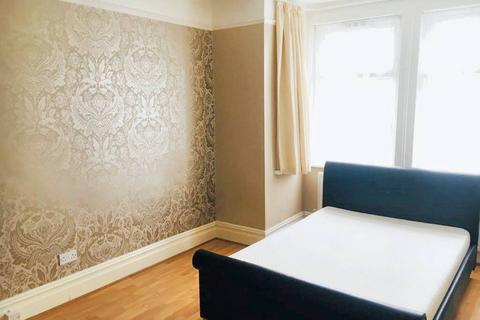 1 bedroom in a house share to rent, Villiers Road, Southall UB1