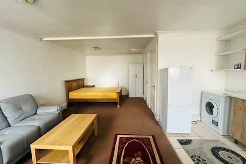 Studio to rent, 43 Christchurch Road