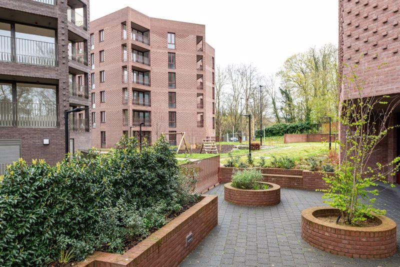 Lion Green Road, Coulsdon 3 bed apartment to rent £2,400 pcm (£554 pw)