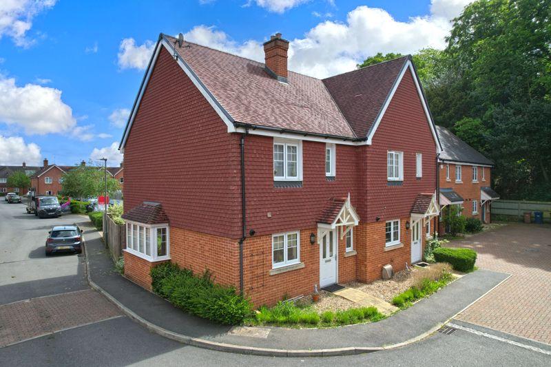 Wey Meadow Close, Farnham 3 bed semidetached house £470,000
