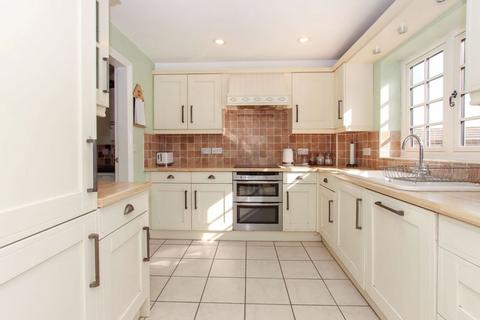 4 bedroom cottage for sale, Tring Road, Long Marston