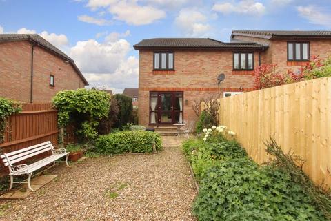 2 bedroom end of terrace house for sale, Field End Close, Wigginton