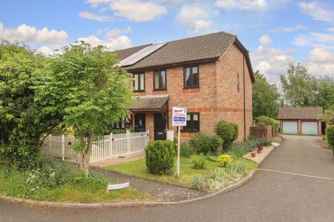 2 bedroom end of terrace house for sale, Field End Close, Wigginton