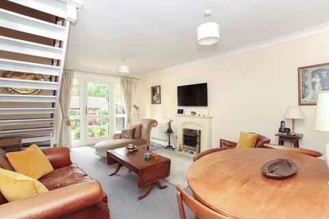 2 bedroom end of terrace house for sale, Field End Close, Wigginton