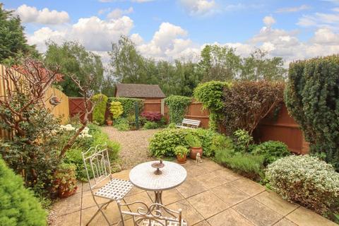 2 bedroom end of terrace house for sale, Field End Close, Wigginton