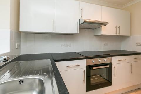 3 bedroom flat to rent, Windsor Court Fleet