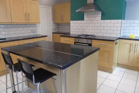2 bedroom terraced house to rent, Huddersfield Road, Oldham OL4