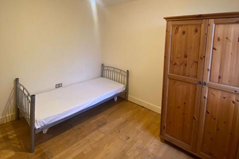 1 bedroom in a flat share to rent, Newly decorated Room in Willesden