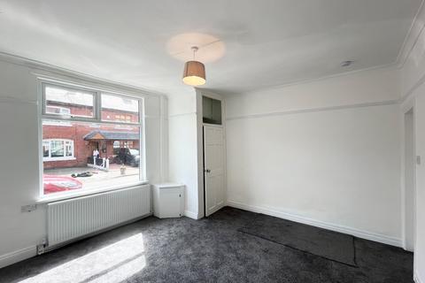 2 bedroom terraced house to rent, Alexandra Road, Salford M28