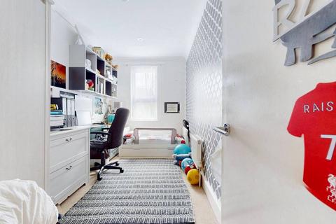 2 bedroom flat to rent, Cawnpore Street, London SE19