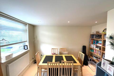 2 bedroom flat to rent, The Albany , Woodford Green,