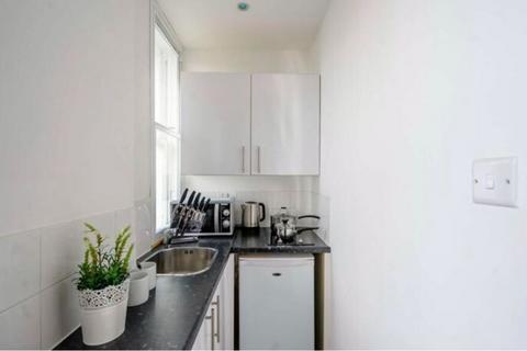 Studio to rent, Hill Street, Mayfair