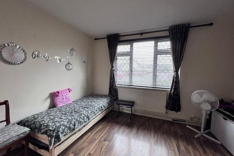 2 bedroom flat to rent, Watford WD19