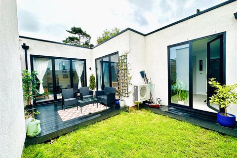 2 bedroom bungalow for sale, Southbridge Road, South Croydon, Croydon, CR0
