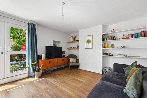3 bedroom maisonette to rent, Victoria Park Village, London E9