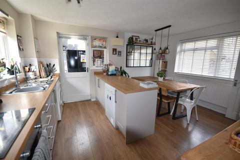 3 bedroom house to rent, Malthouse Road, Manningtree CO11