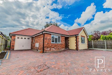 3 bedroom detached bungalow for sale, Manor Road, Great Holland