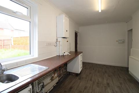 3 bedroom terraced house to rent, Crossdale Avenue, Bradford BD6