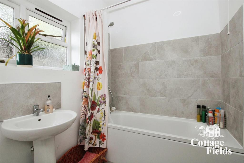 Morley Hill, Enfield, EN2 Exquisite... 3 bed semidetached house for