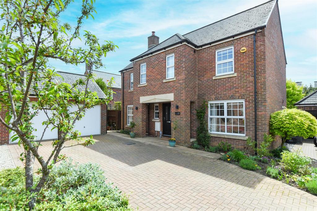 Lacock Gardens, Hilperton 4 bed detached house for sale £500,000